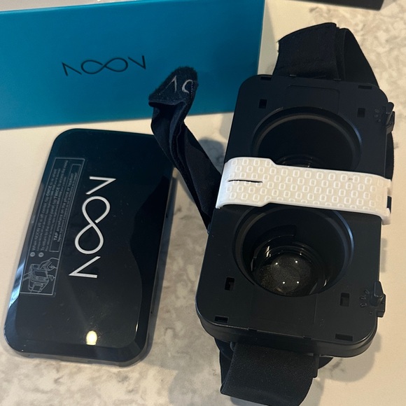 Black VR Goggles, Noon - Picture 4 of 6